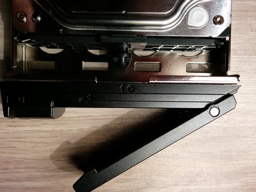 Netgear ReadyNAS 312 - Assemblage sans vis du disque dur