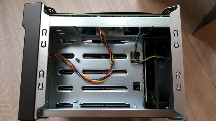 test-asustor-as6204t-interieur-1